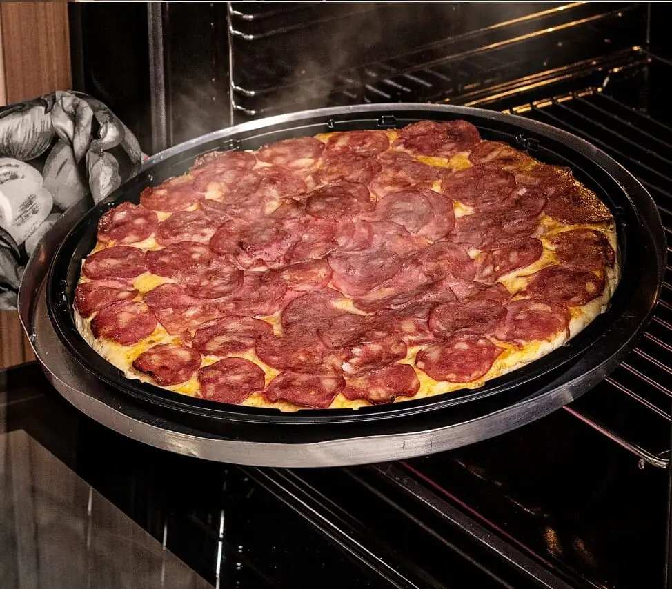 Pizza tray with lid