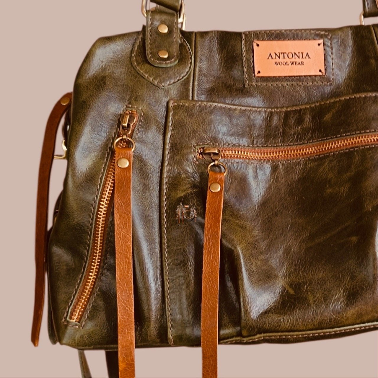 Cartera Revolution leather bag