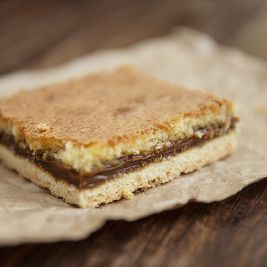 Cuadrado de coco y dulce de leche