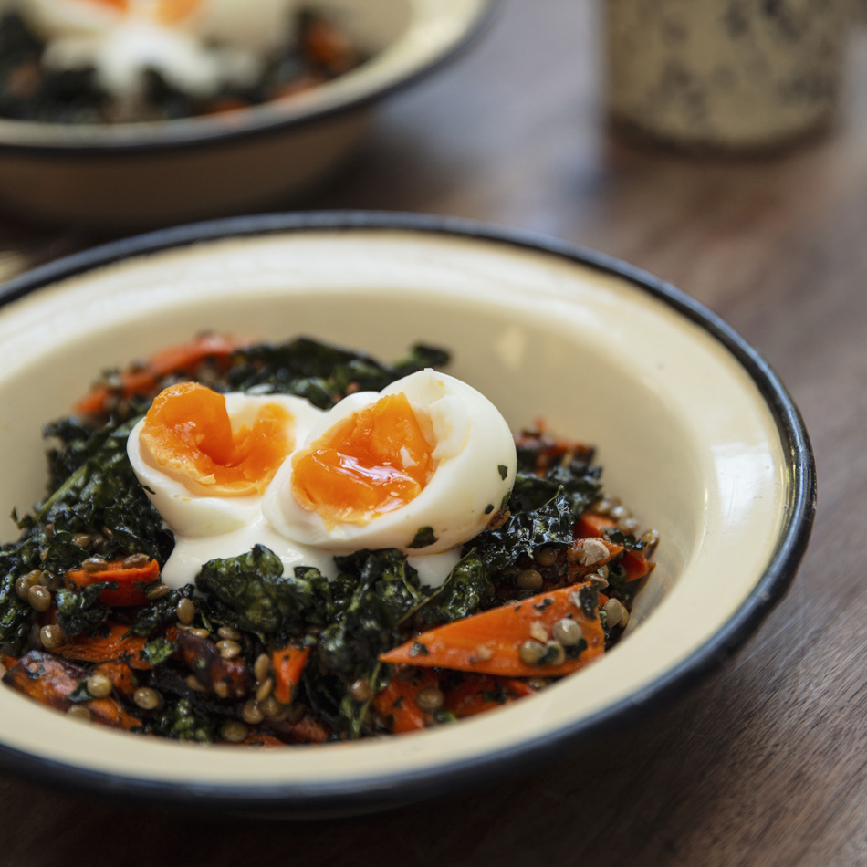 Ensalada de lentejas con zanahorias asadas, kale, huevo y alioli.