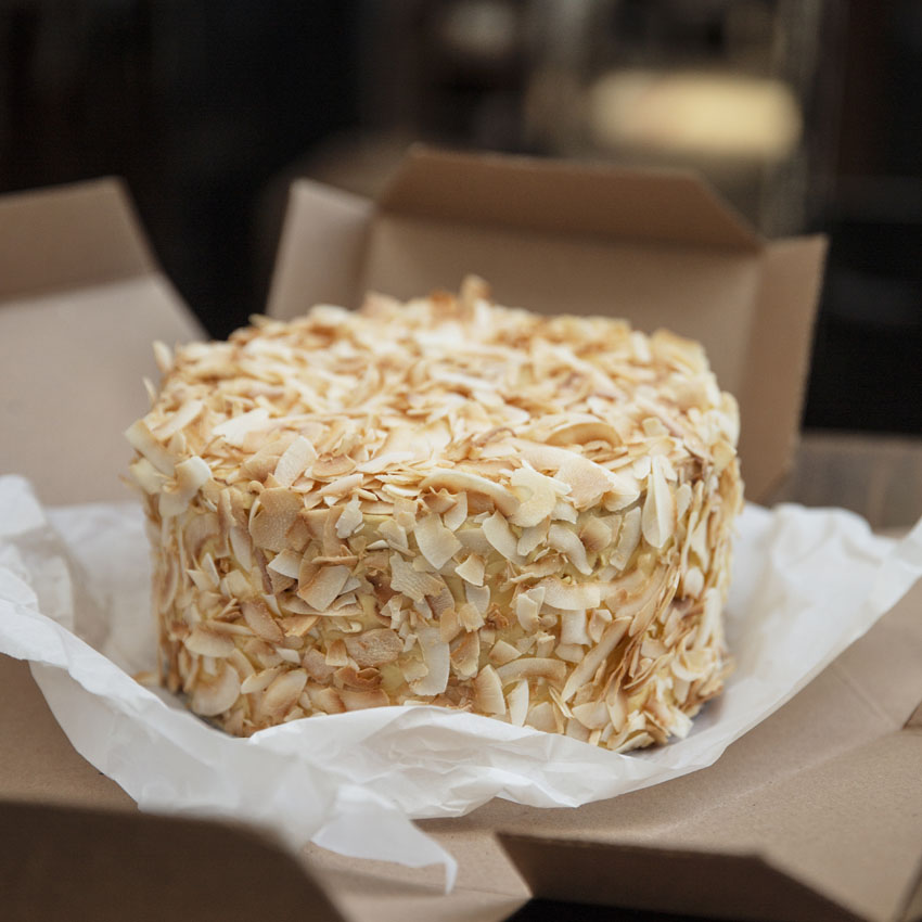 Torta chiffon de maracuyá y coco