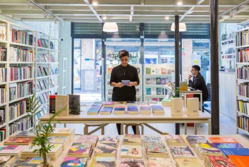 «Nos interesa el pensamiento de lo oscuro»: visita a la librería Alma Negra