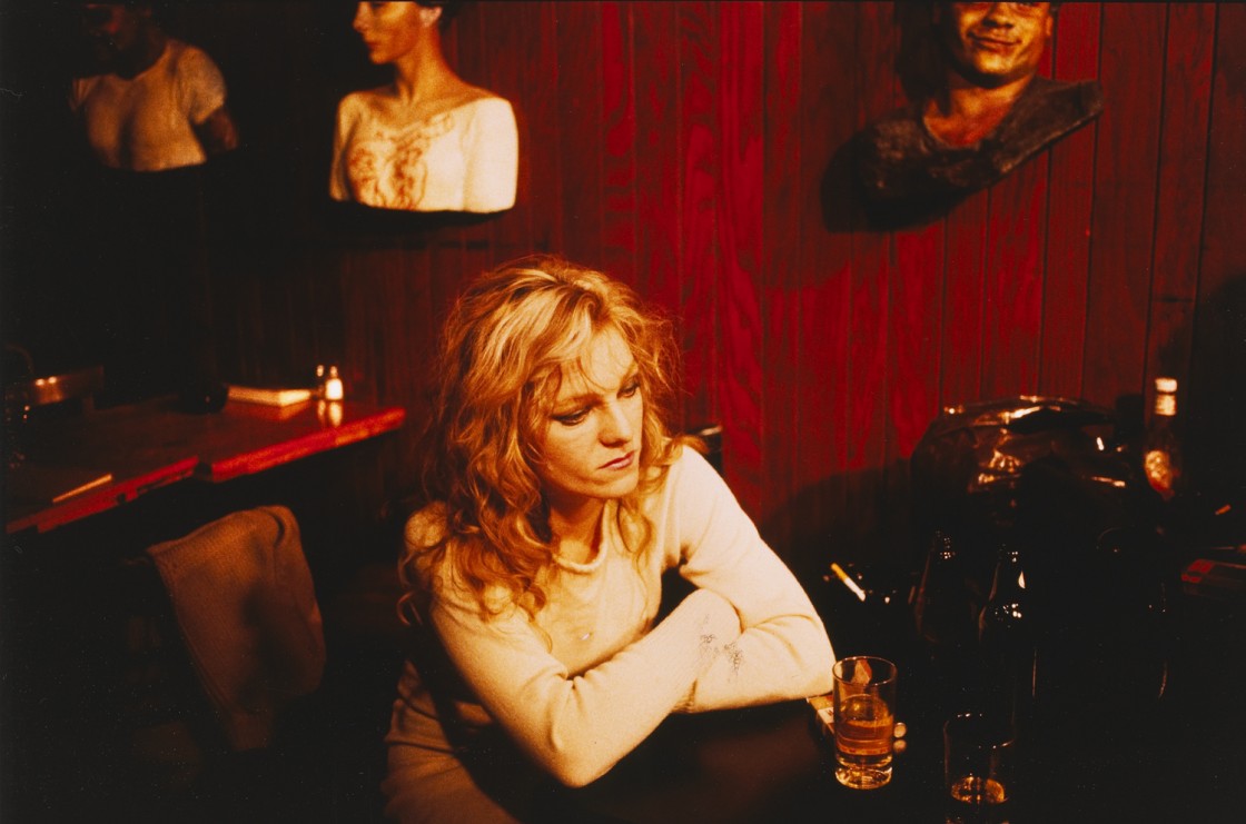 «Cookie at Tin Pan Alley»,  de la serie Balada de la dependencia sexual, de Nan Goldin (1983)