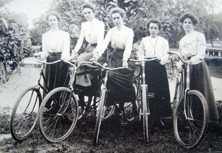 «Damas en bicicleta»: la imagen de la libertad