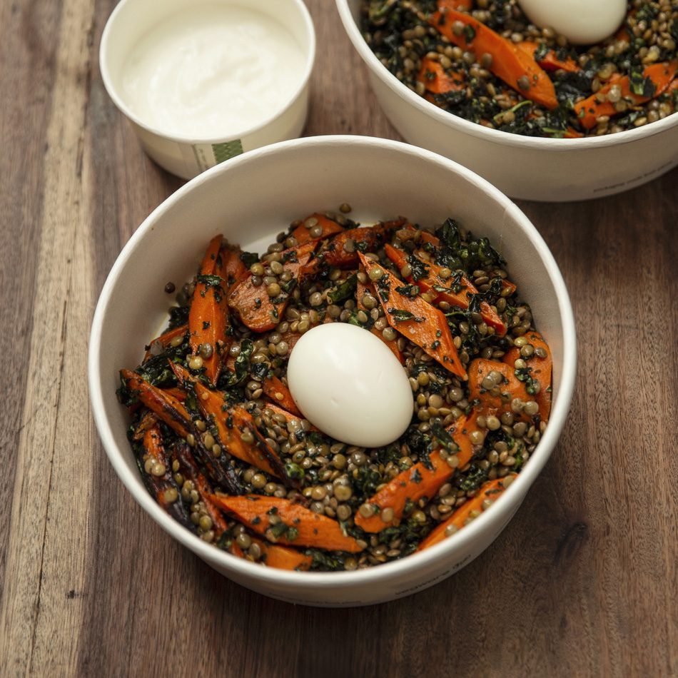 Ensalada de lentejas con zanahorias asadas, kale, huevo y alioli.
