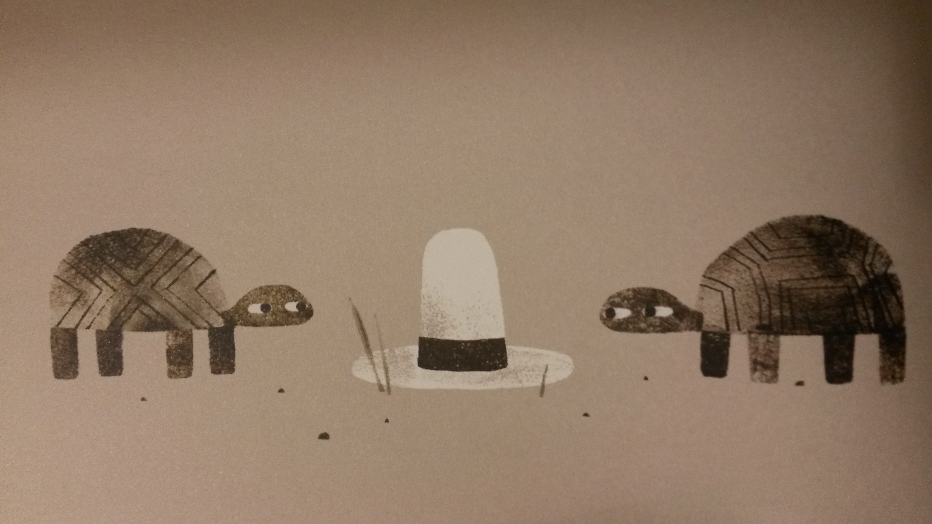 Tres libros con sombreros