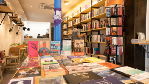 «El libro es un objeto perfecto, como la rueda, invencible e insuperable»: visita a la librería Lata Peinada
