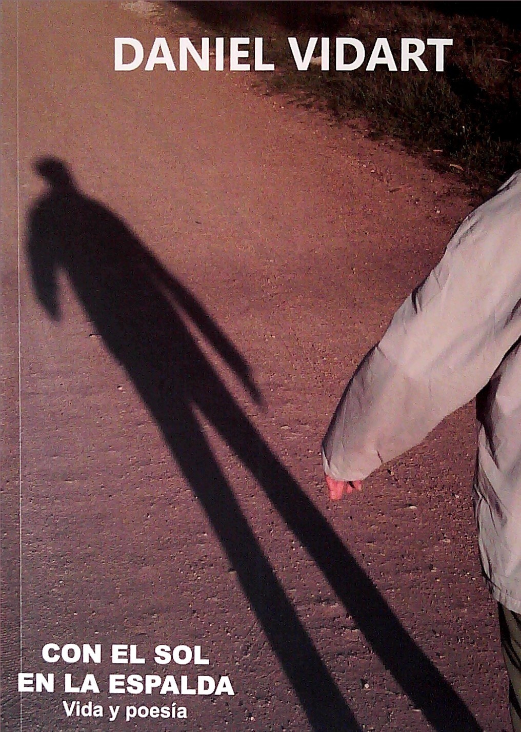 CON EL SOL EN LA ESPALDA. VIDA Y POESÍA