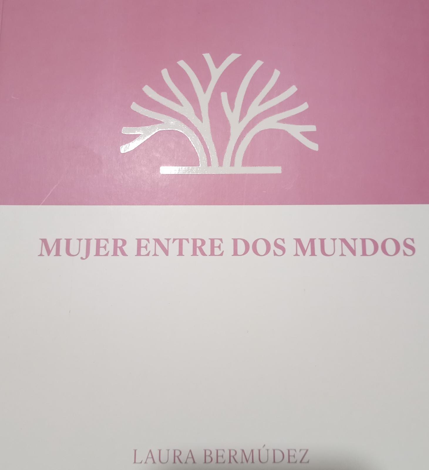 MUJER ENTRE DOS MUNDOS