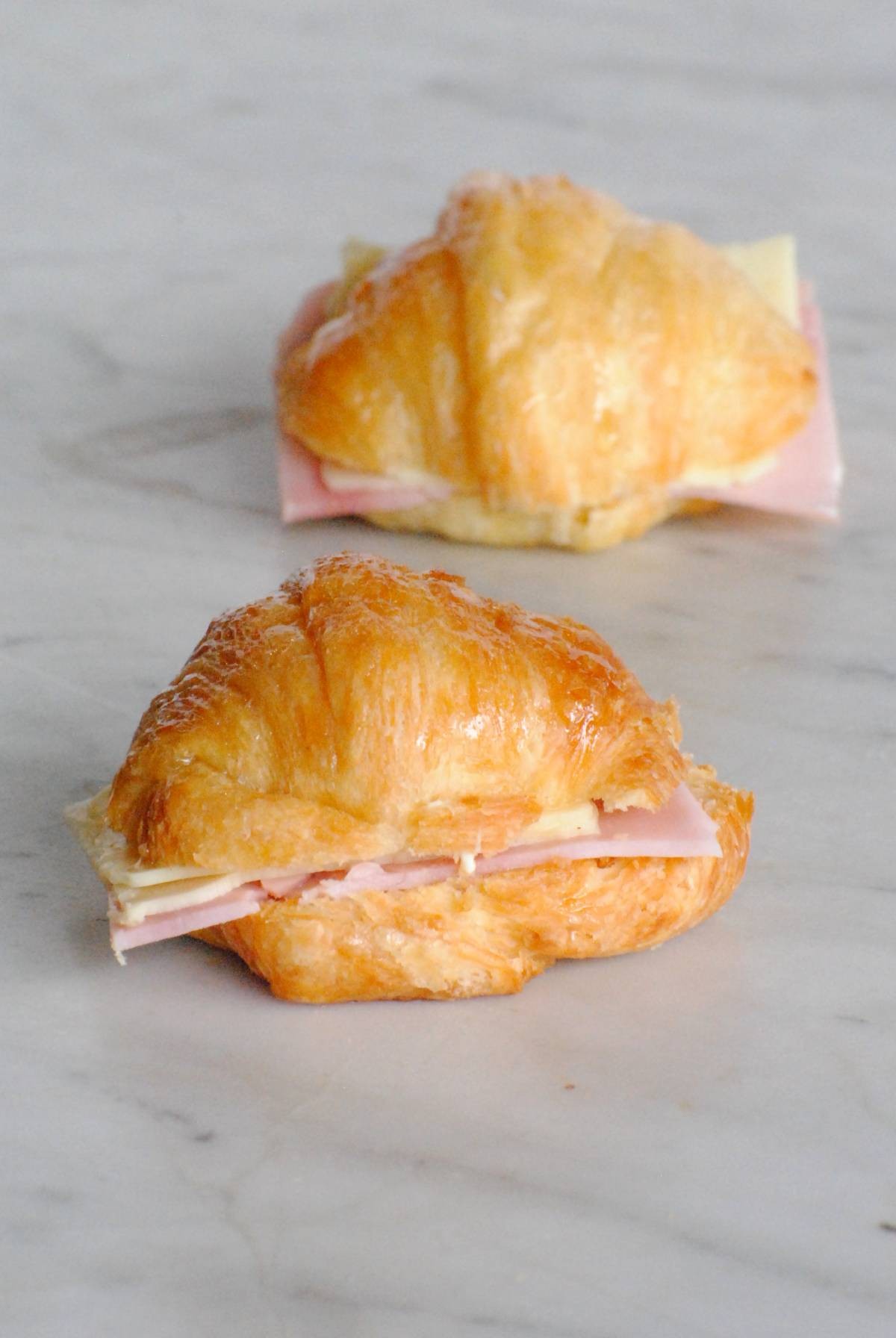 Medialunas rellenas con jamón y queso