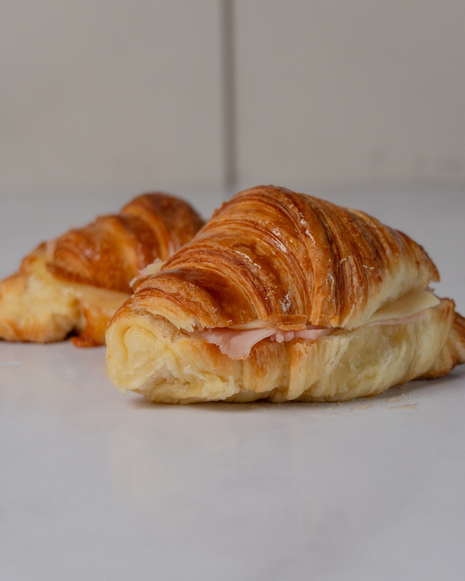 Medialunas rellenas con jamón y queso