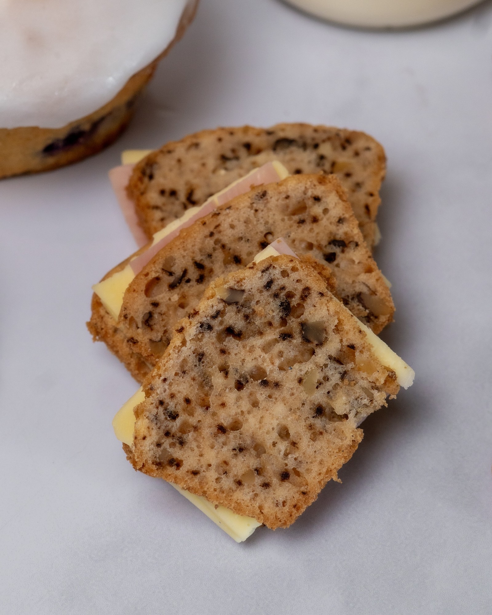 Sandwich de pan de nuez mini