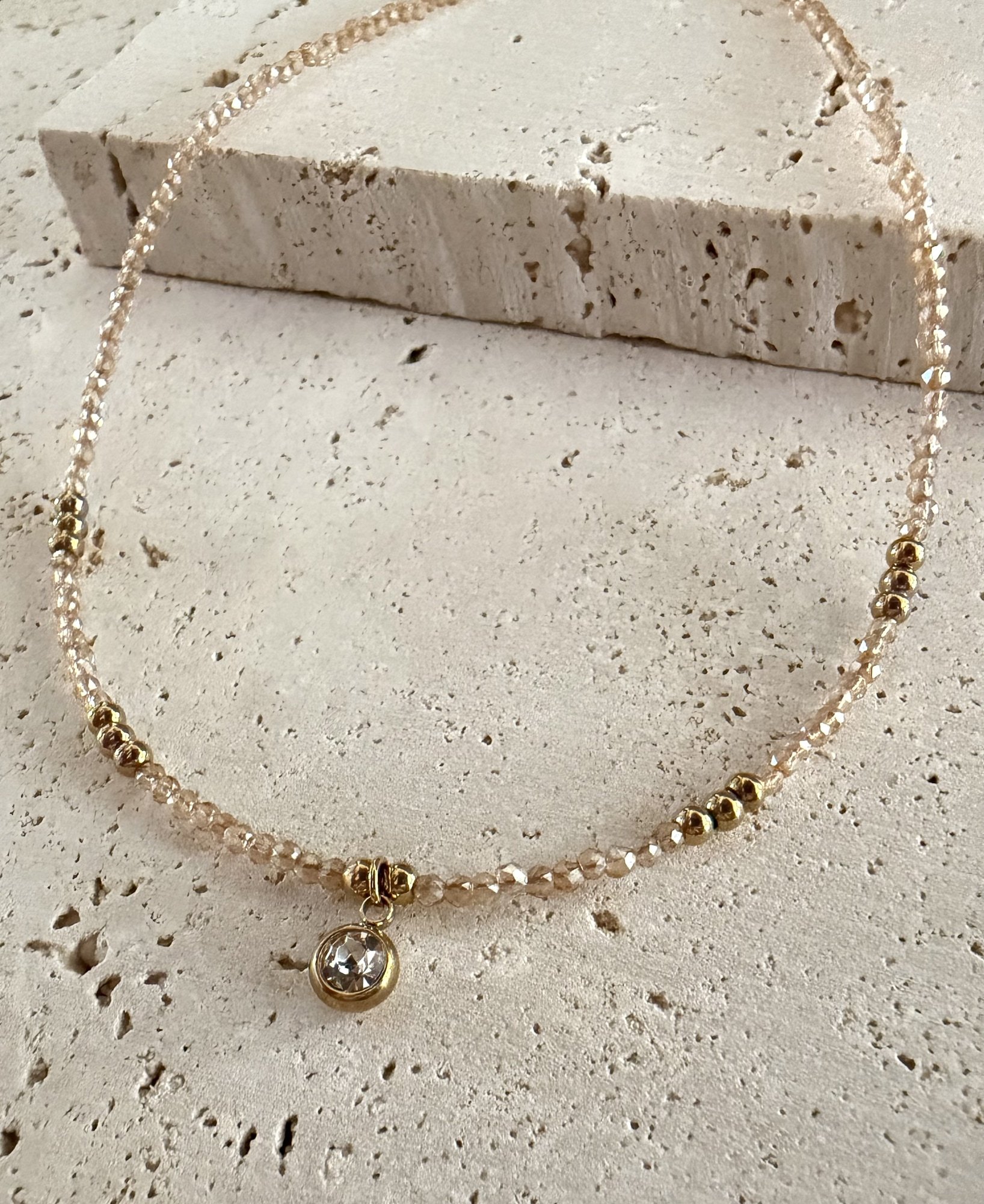 Collar BARI en acero y cristales