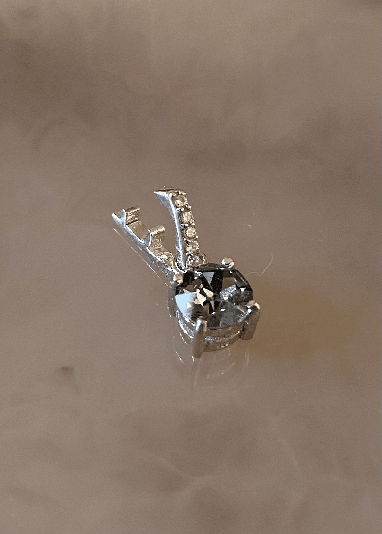 Dije en Plata 925 con cristal Swarovski color negro humo y zirconia