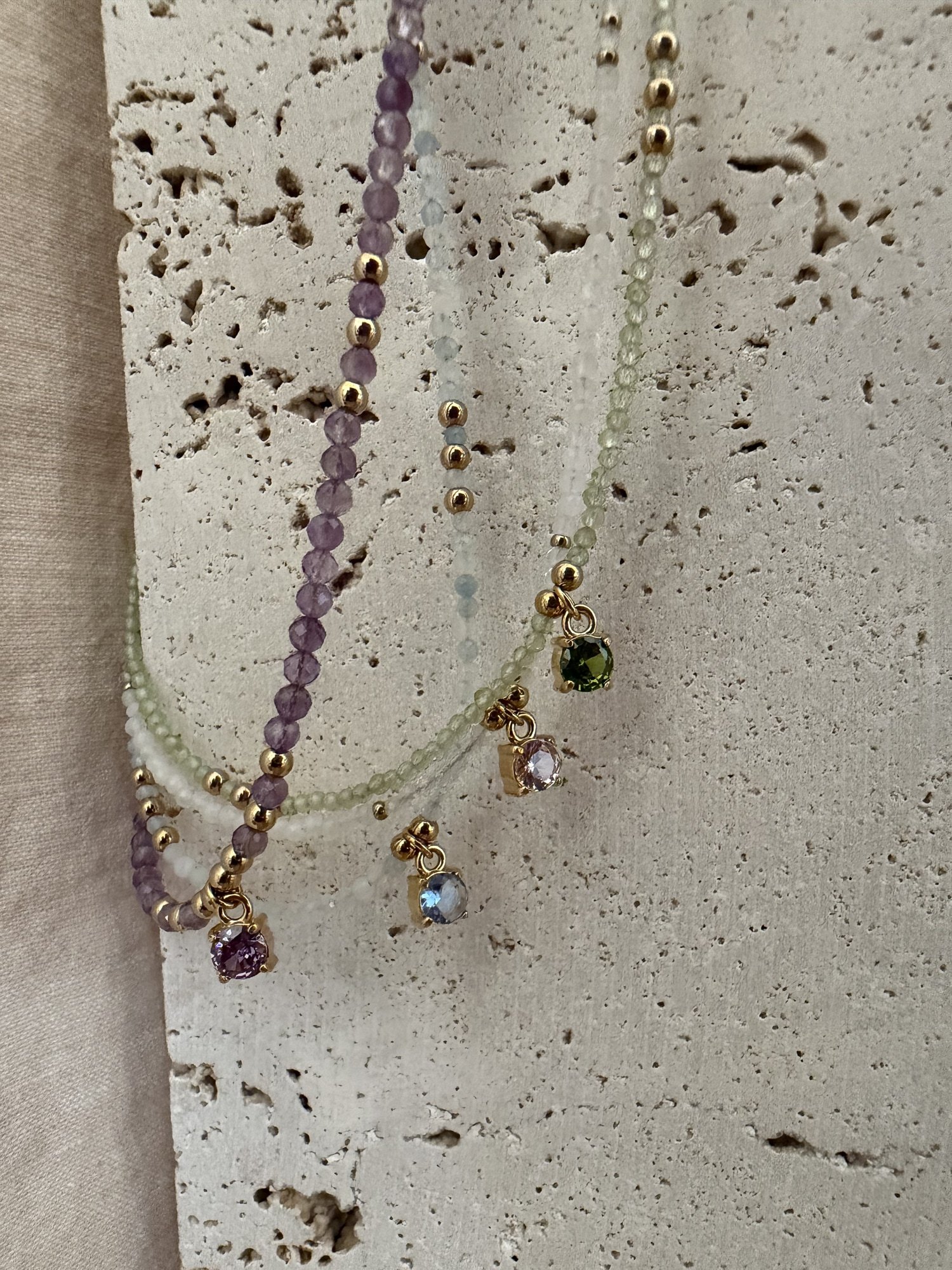 Collar ROSA en acero y piedras naturales