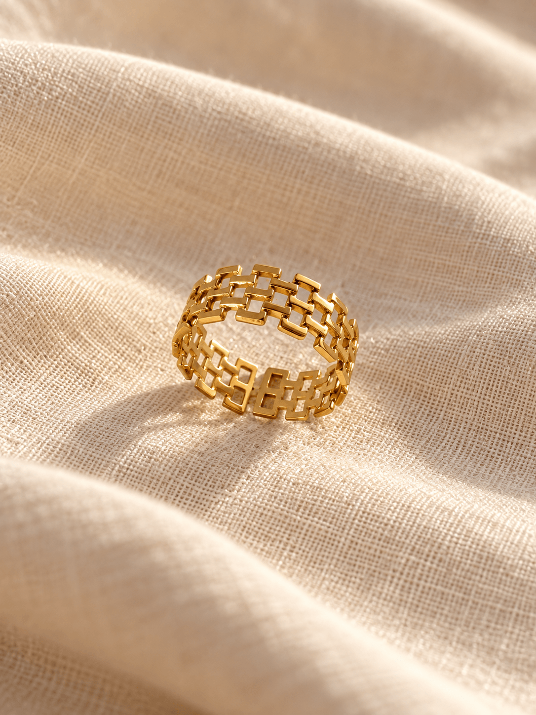 Anillo Merida en acero dorado