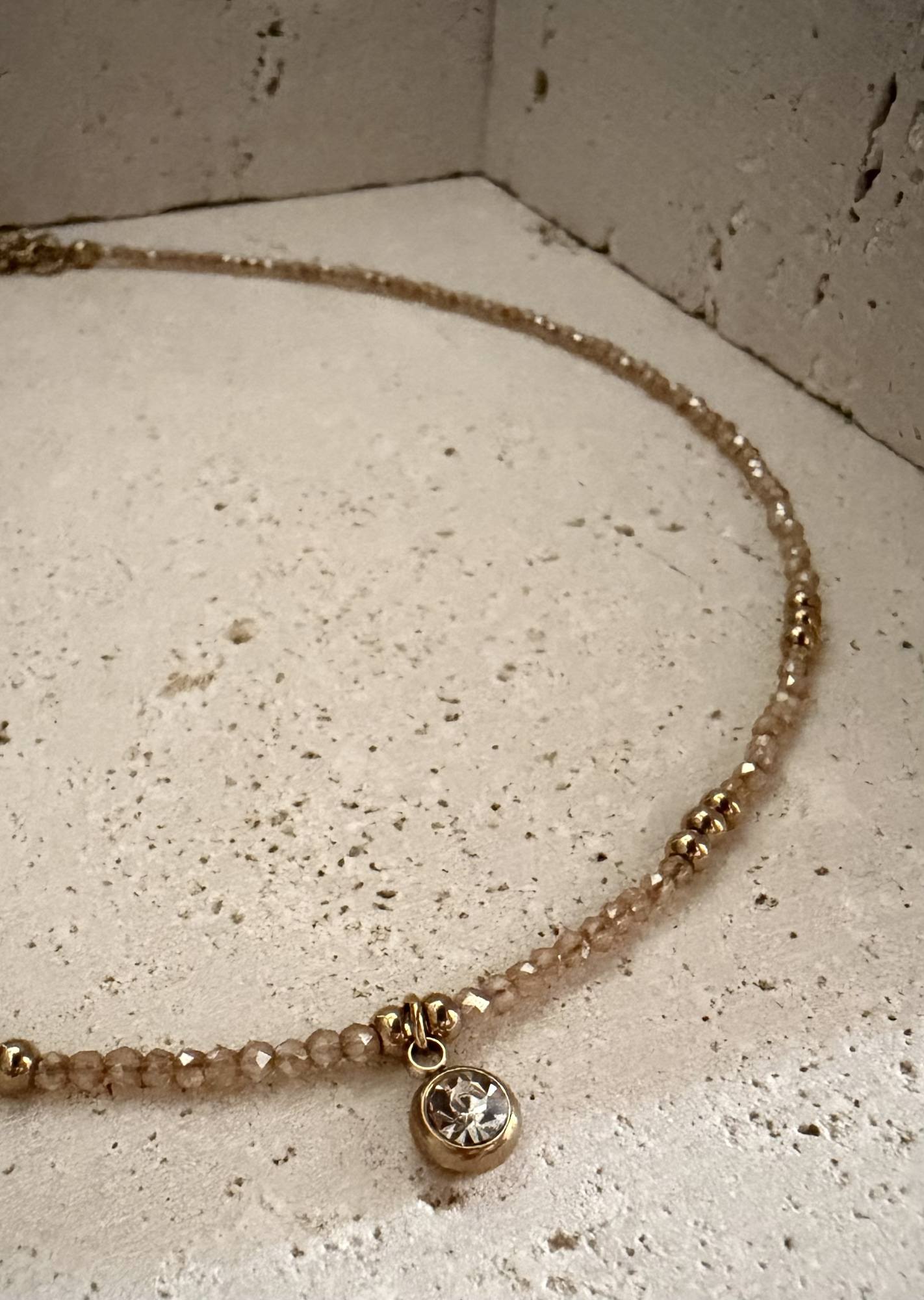 Collar BARI en acero y cristales