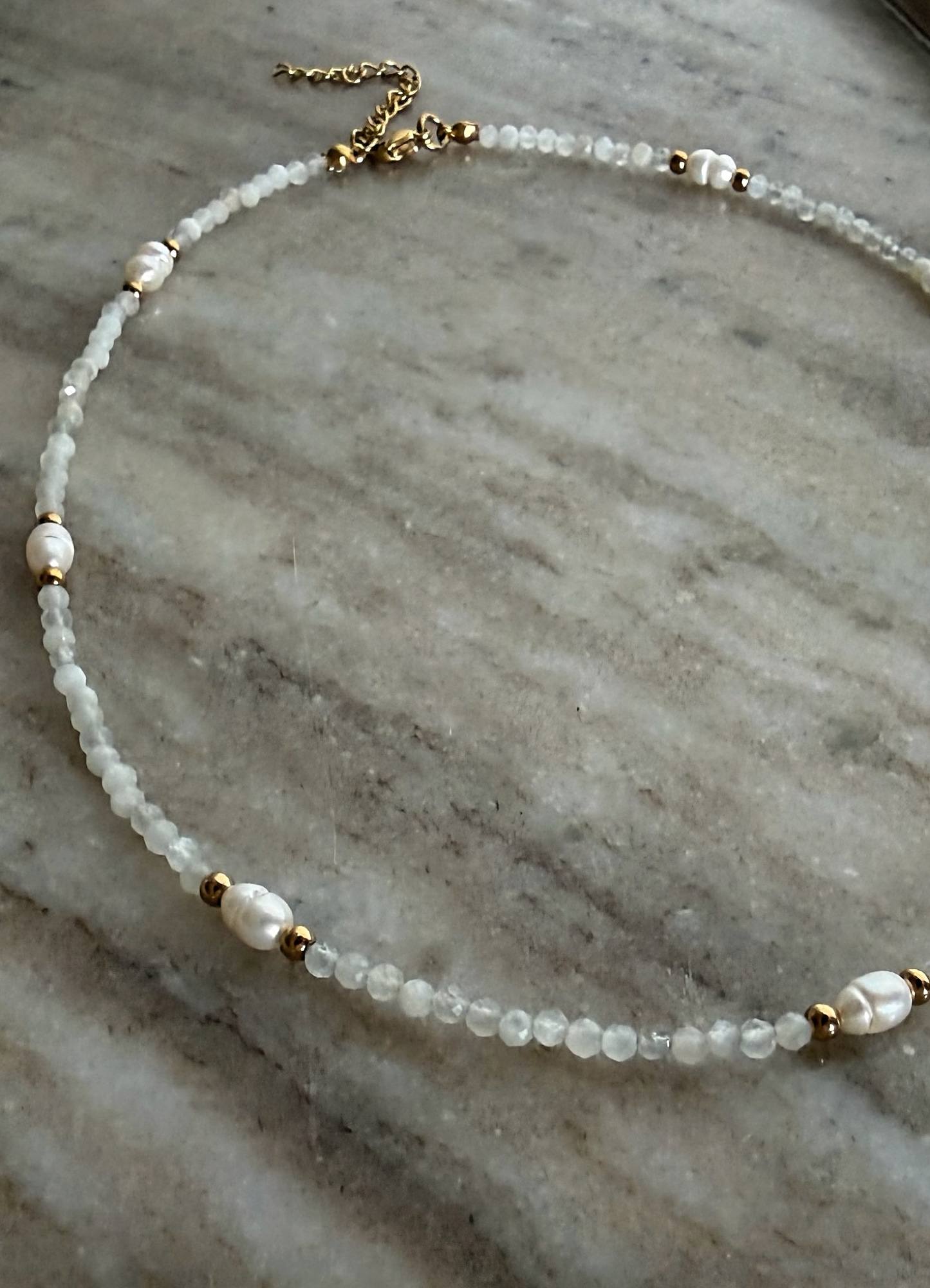Collar RIO en acero, piedras naturales y perlas de río