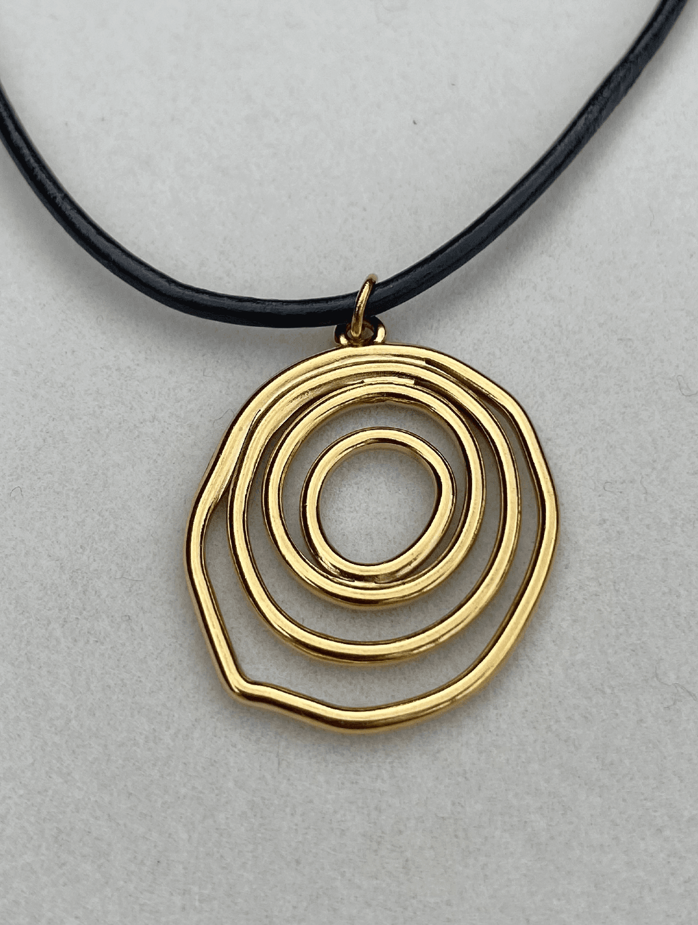 Collar LALI con dije en acero dorado