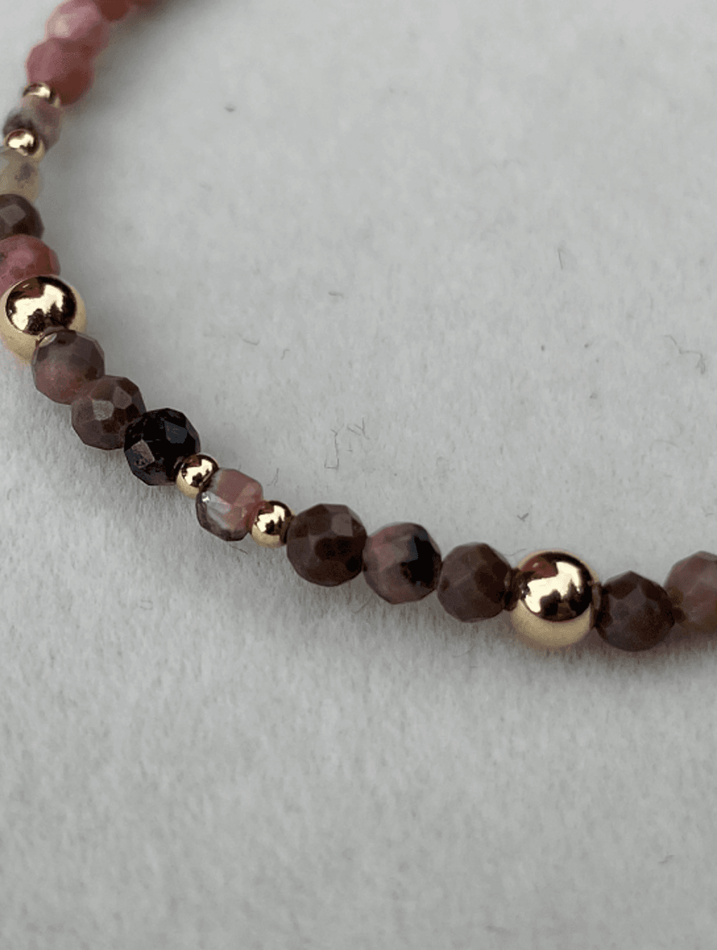 Pulsera BRIGITTE, Goldfilled y piedras naturales