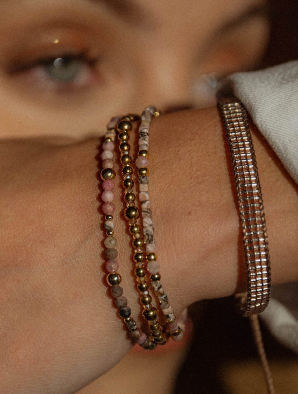 Pulsera BRIGITTE, Goldfilled y piedras naturales