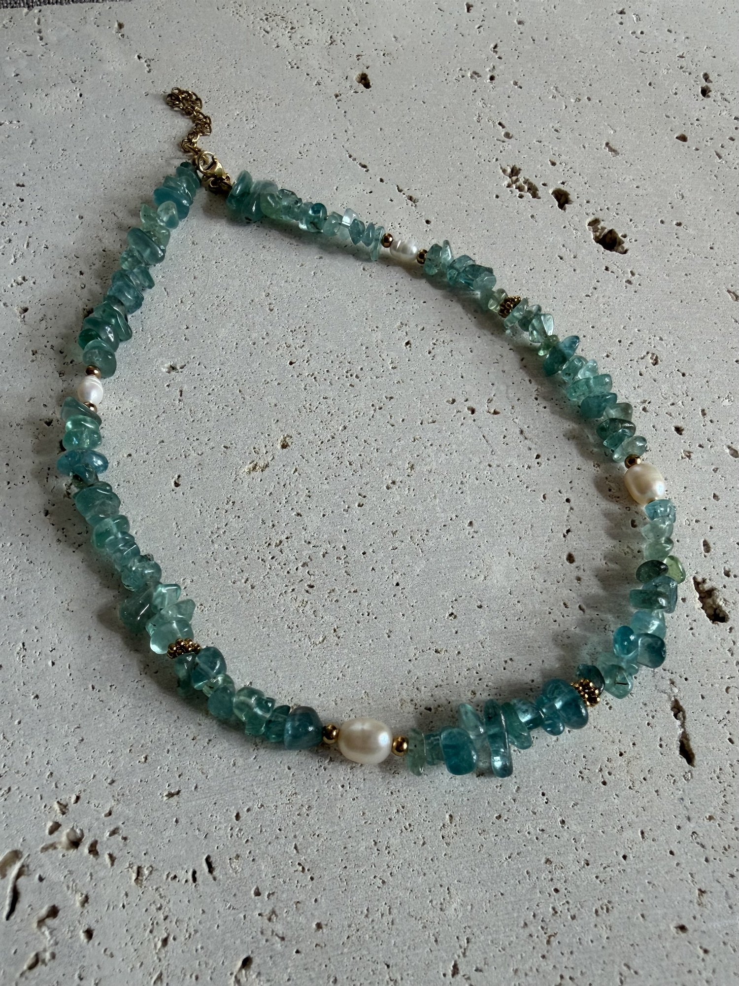 Collar MAREA en acero, piedras naturales y perlas de río