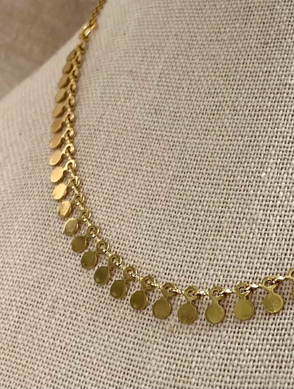 Collar DOT en acero dorado
