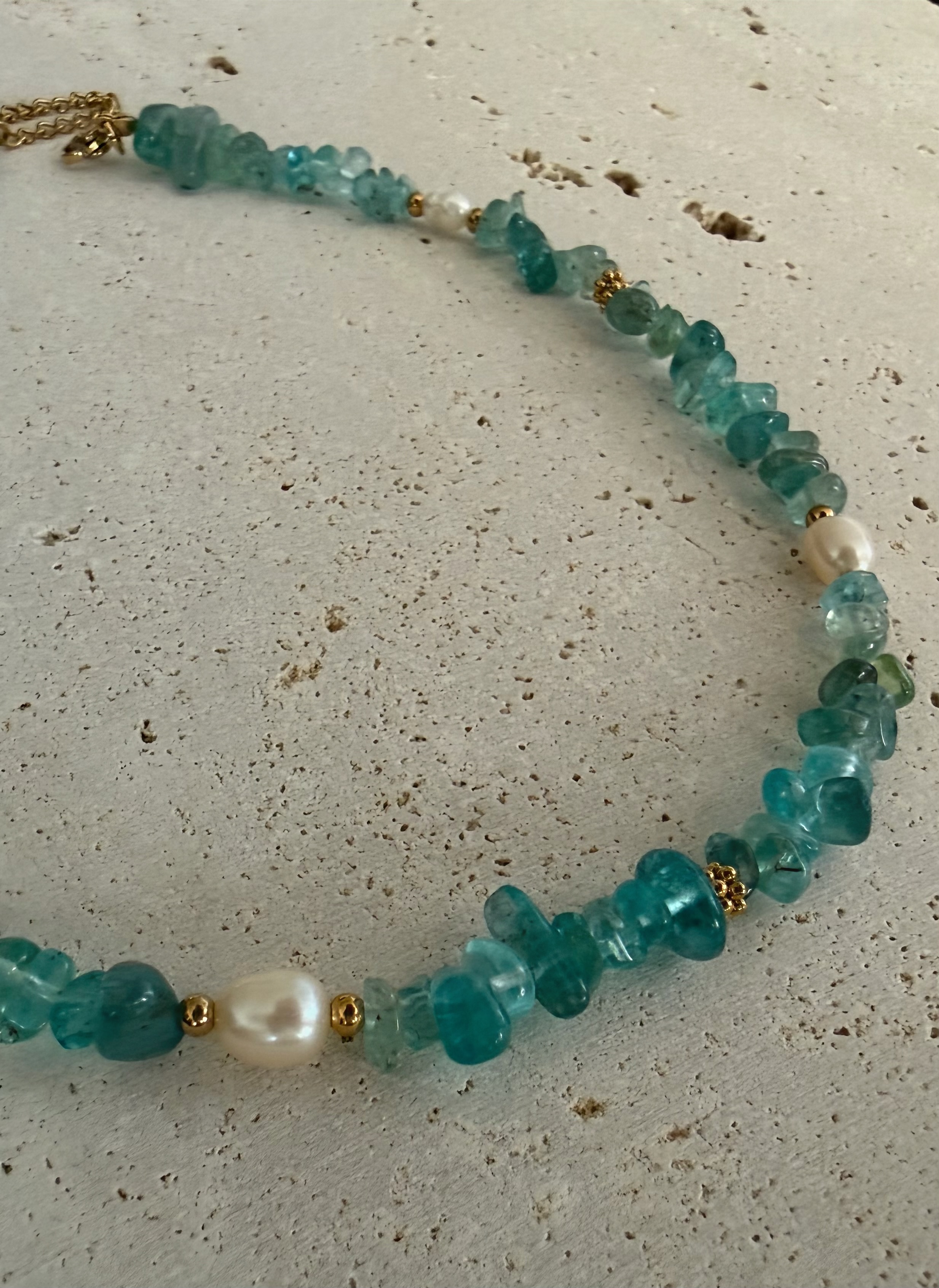 Collar MAREA en acero, piedras naturales y perlas de río