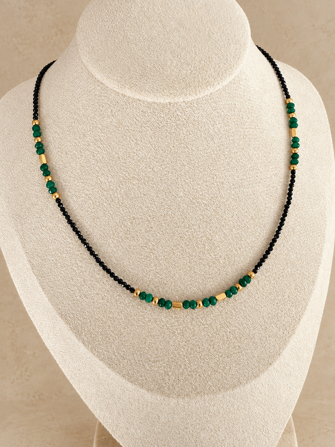 Collar Segovia en acero y piedras naturales