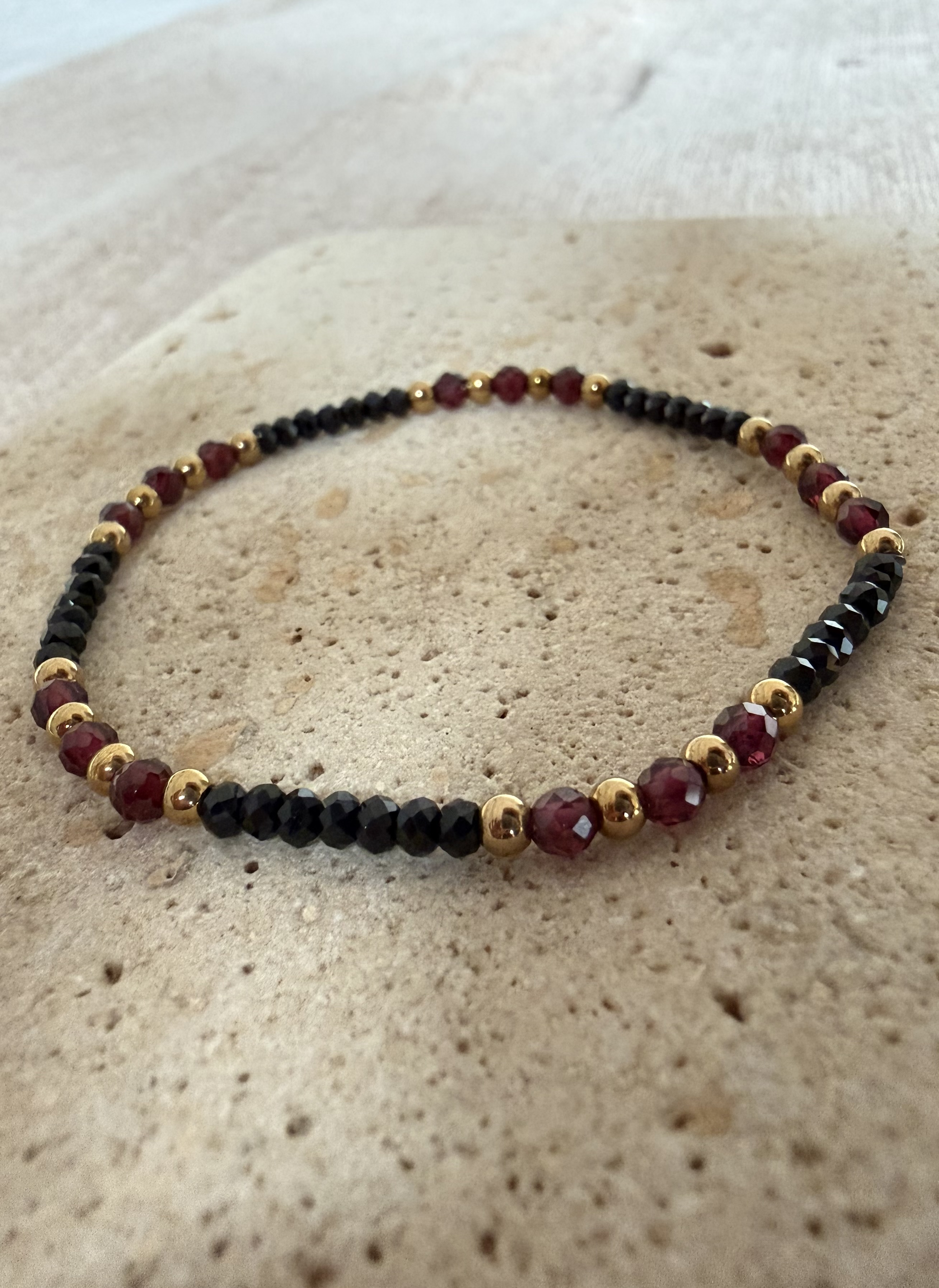 Pulsera MERLOT en acero y piedras naturales