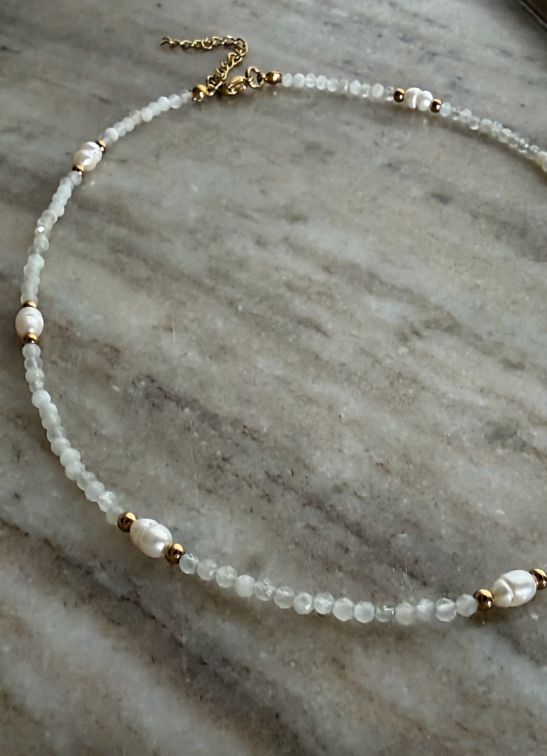 Collar RIO en acero, piedras naturales y perlas de río