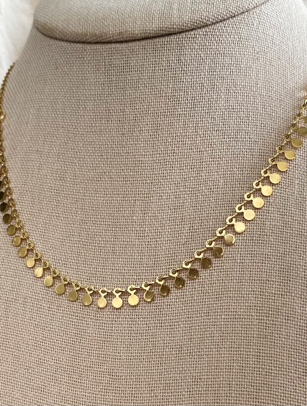 Collar DOT en acero dorado