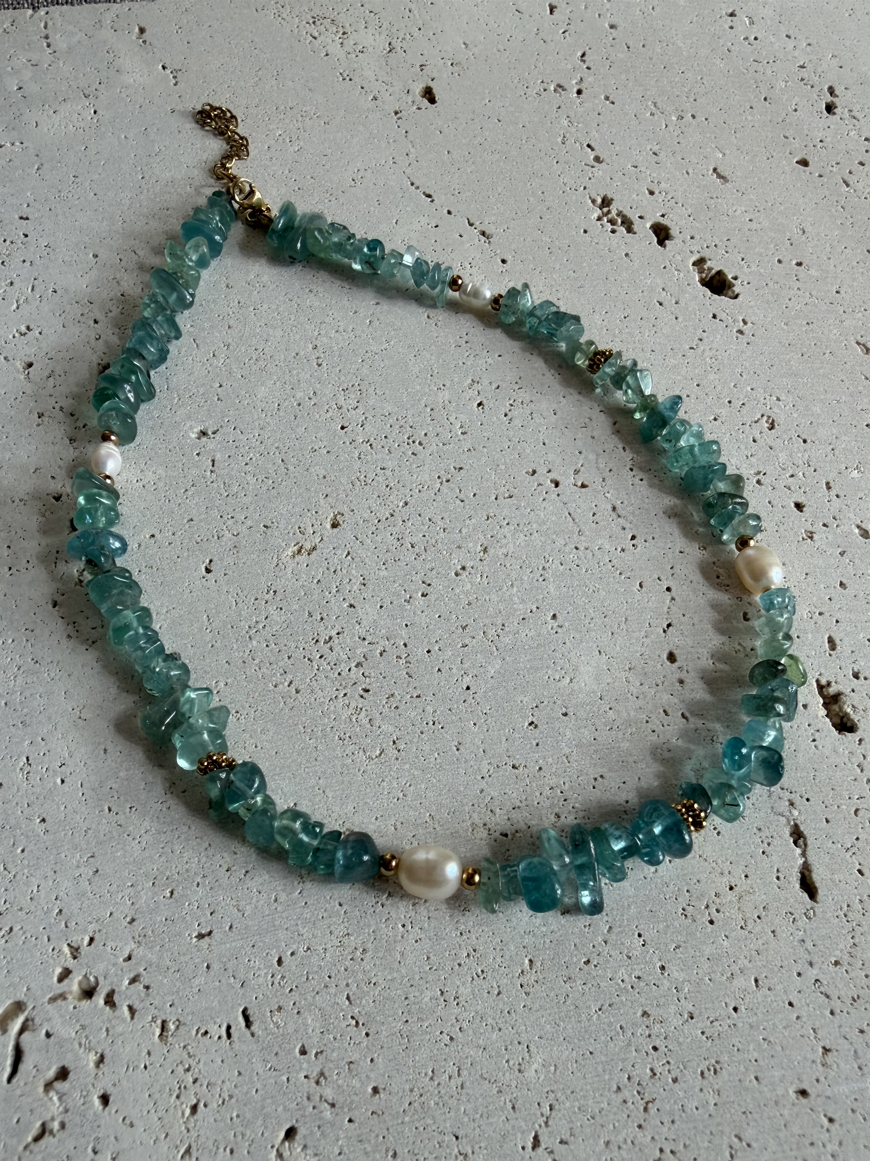 Collar MAREA en acero, piedras naturales y perlas de río