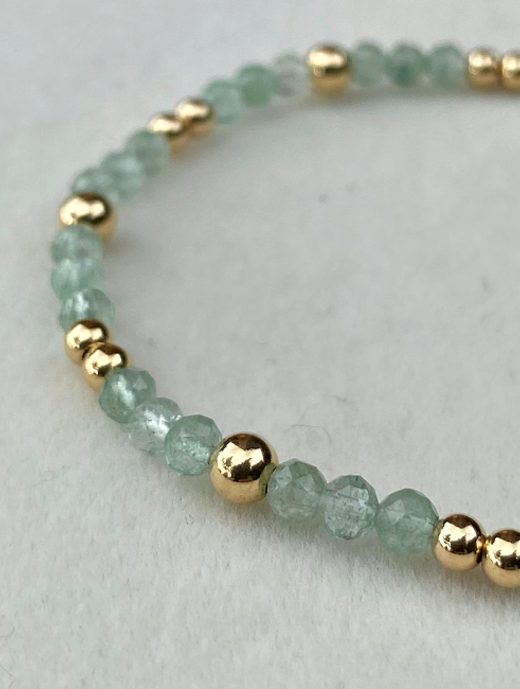 Pulsera PALI, Goldfilled con piedras naturales