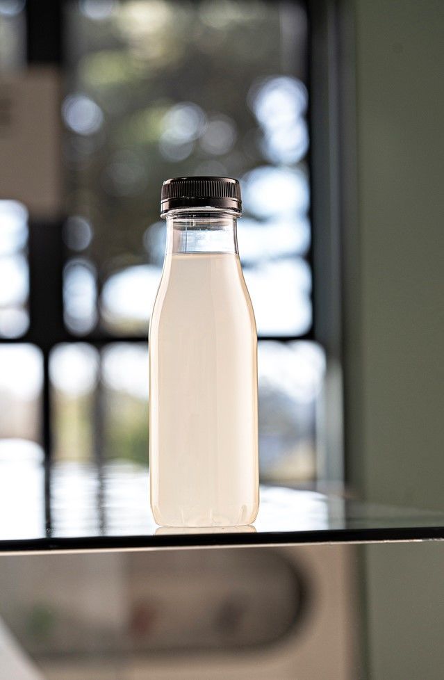 Botella para bebidas 300 ml (plástico apto para alimentos)