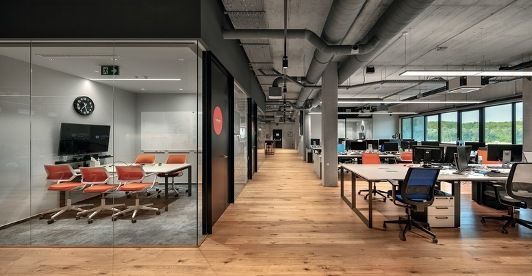Cómo mejorar la iluminación en los espacios laborales