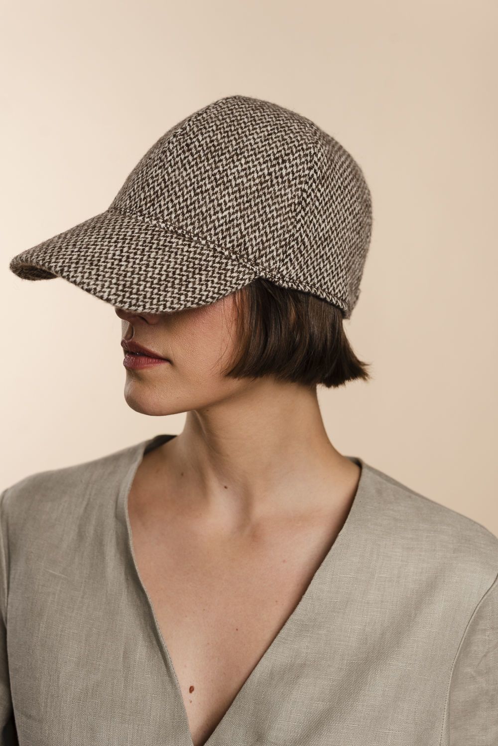 Gorra de lana con visera