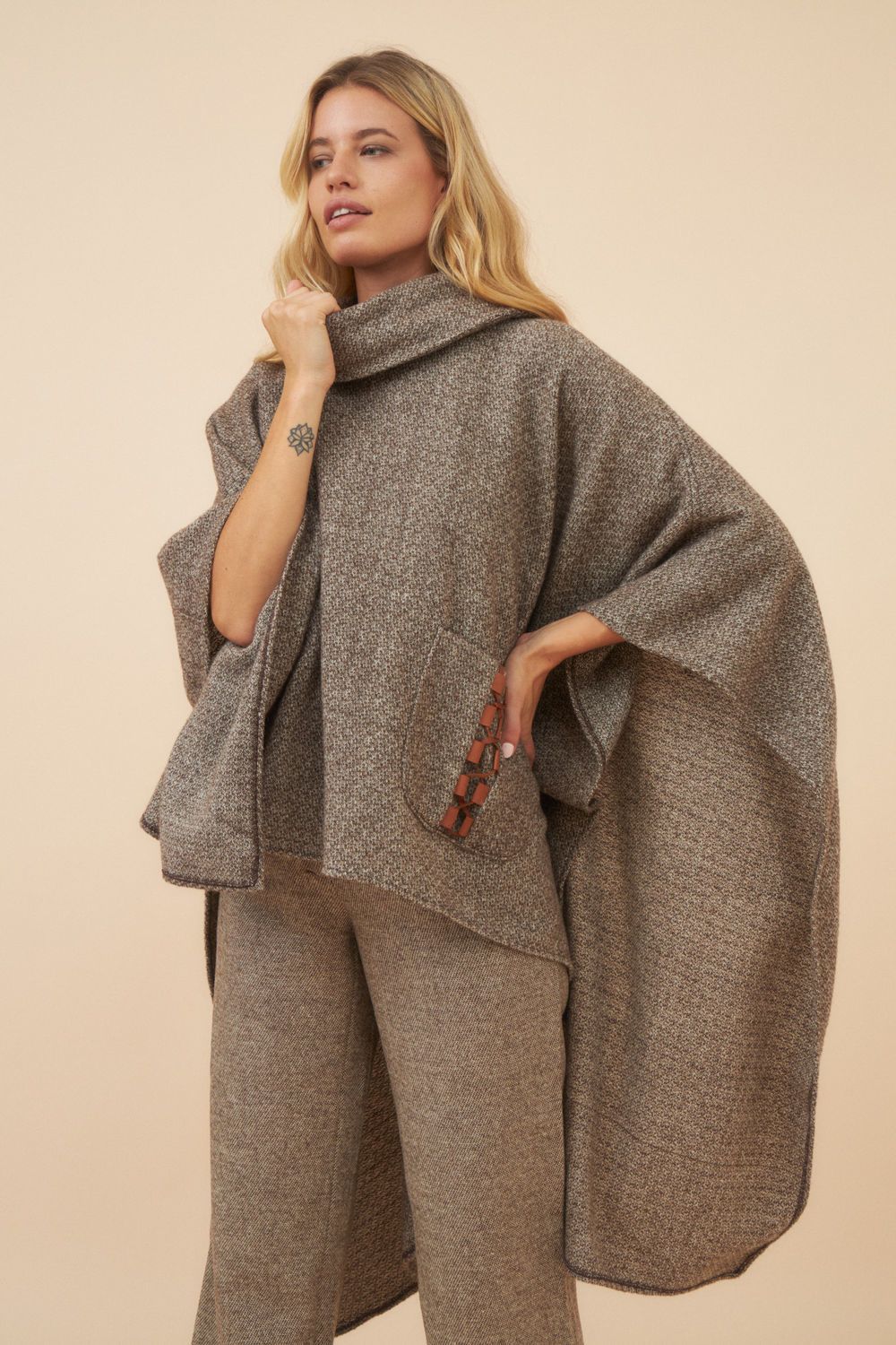 Poncho Acacia