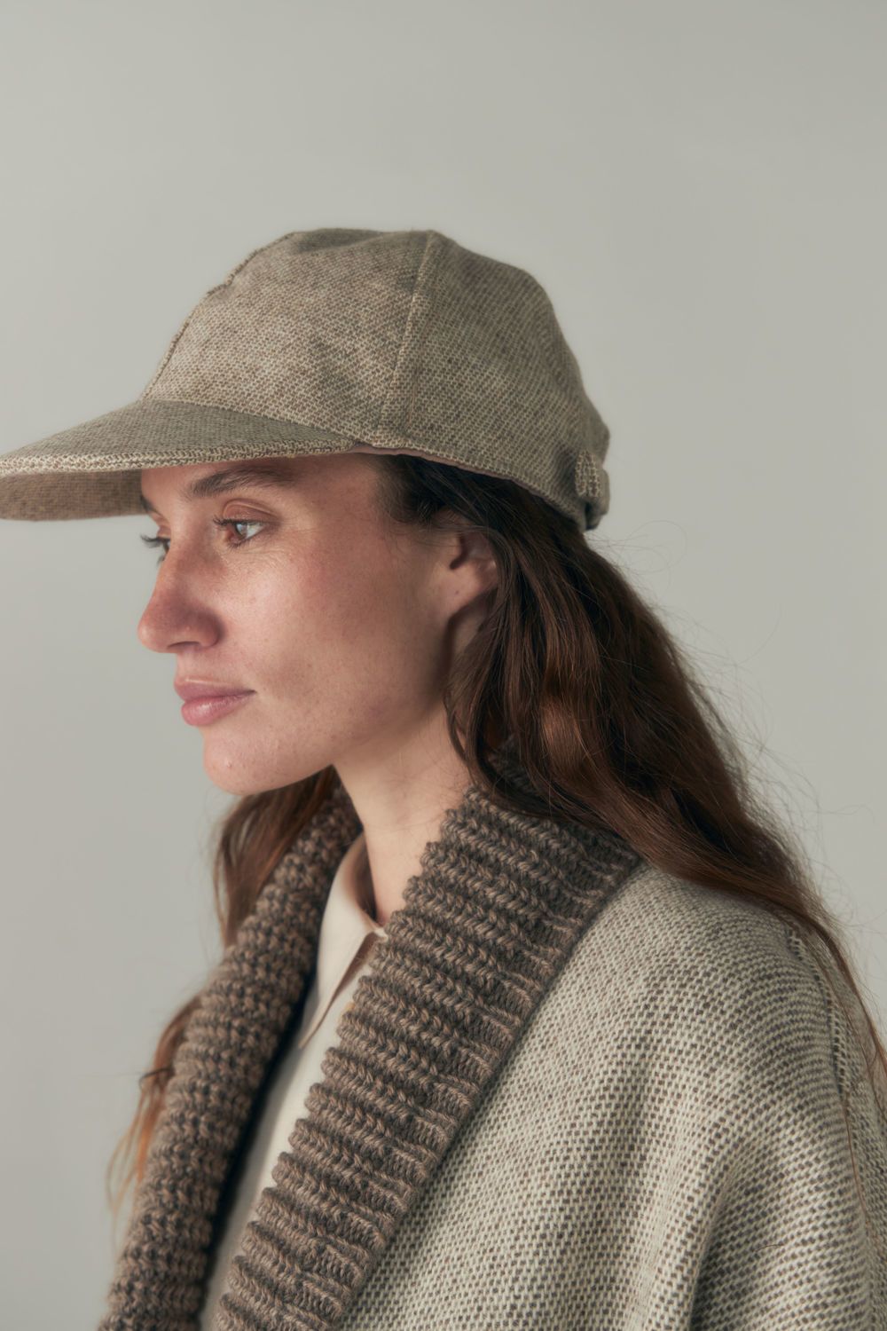 Gorra de lana con visera