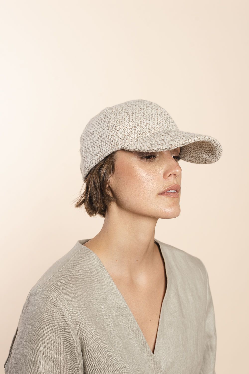 Gorra de lana con visera
