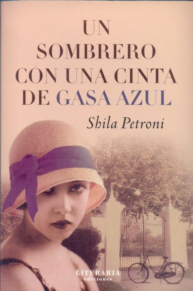 UN SOMBRERO CON UNA CINTA DE GASA AZUL