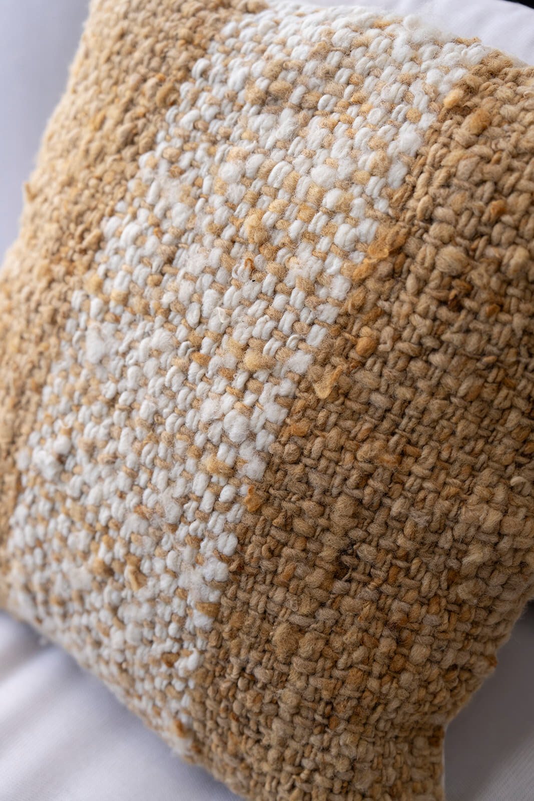 ALMOHADÓN CALANDRIA UNA RAYA NUEZ Y NATURAL 50X50