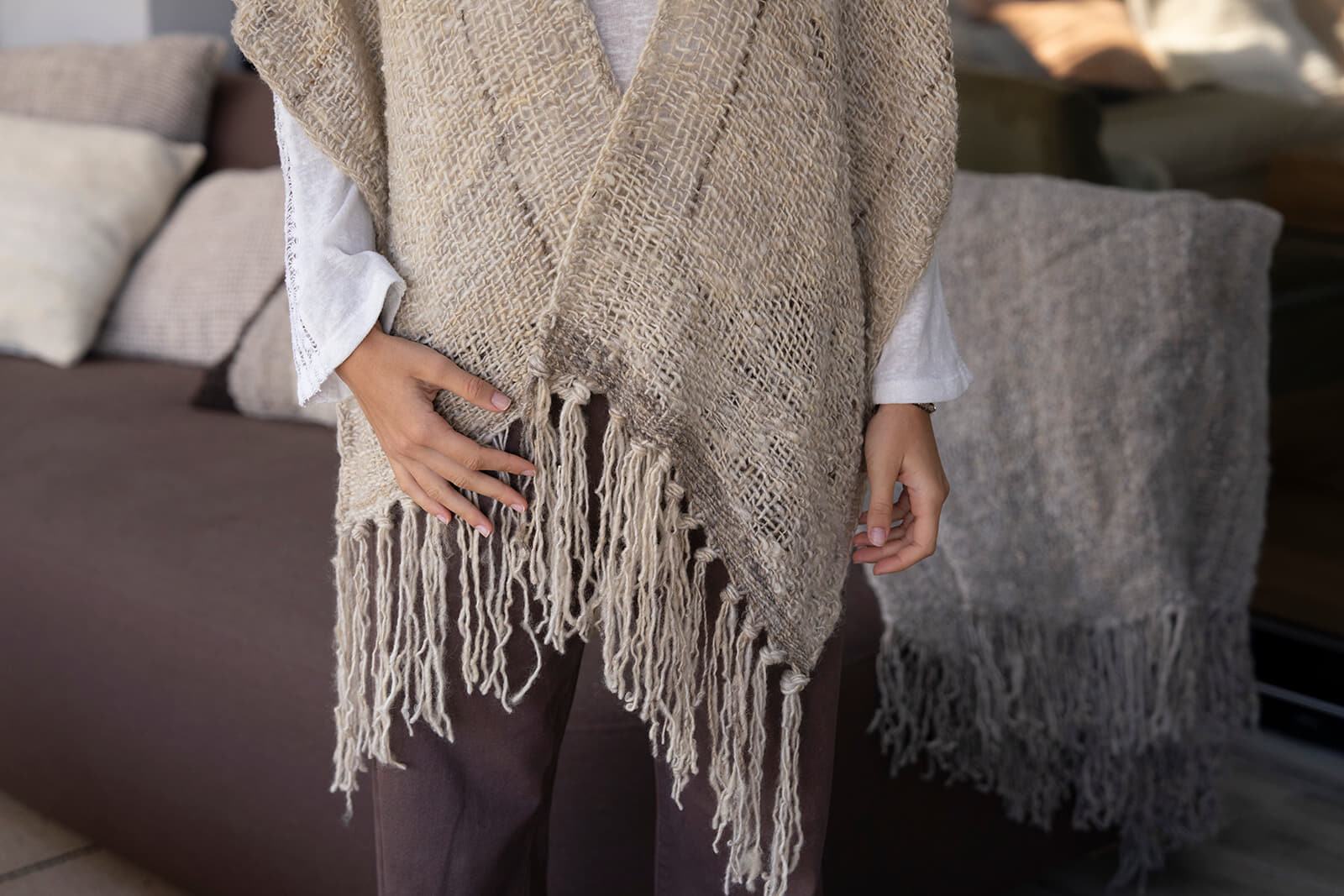 RUANA LANA CRUDA CISNE BEIGE