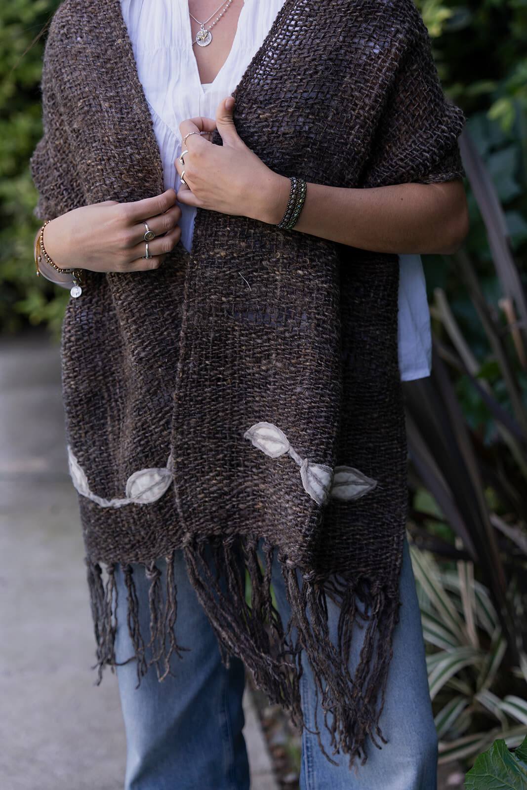 MINI SHAWL LANA CRUDA APEREÁ HOJAS