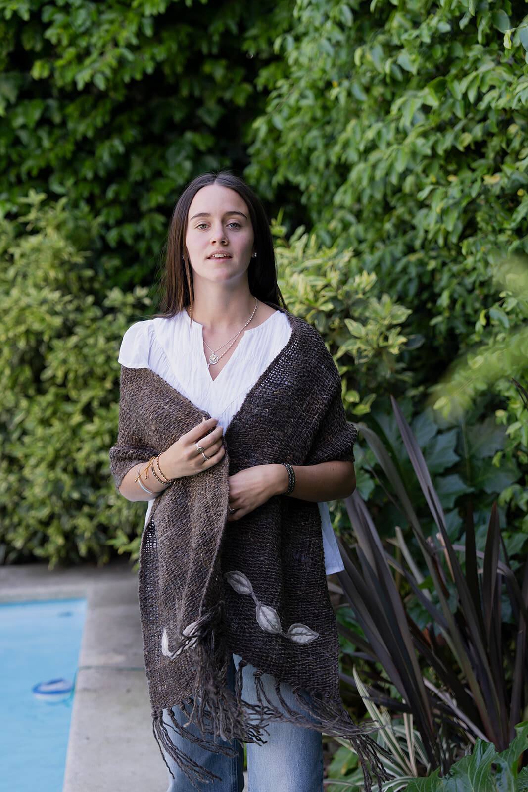 MINI SHAWL LANA CRUDA APEREÁ HOJAS
