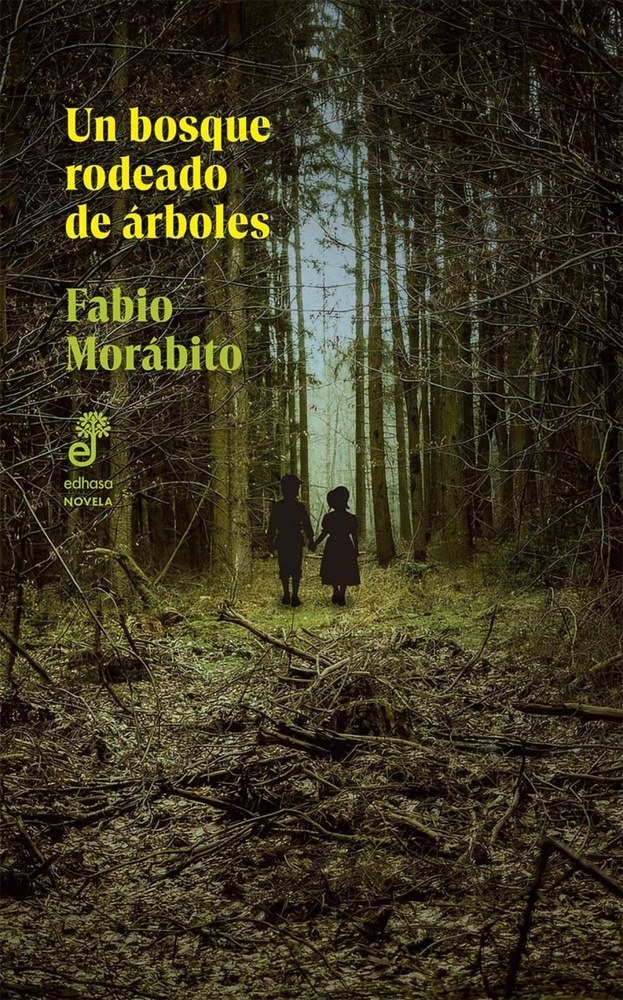 Un bosque rodeado de arbóles