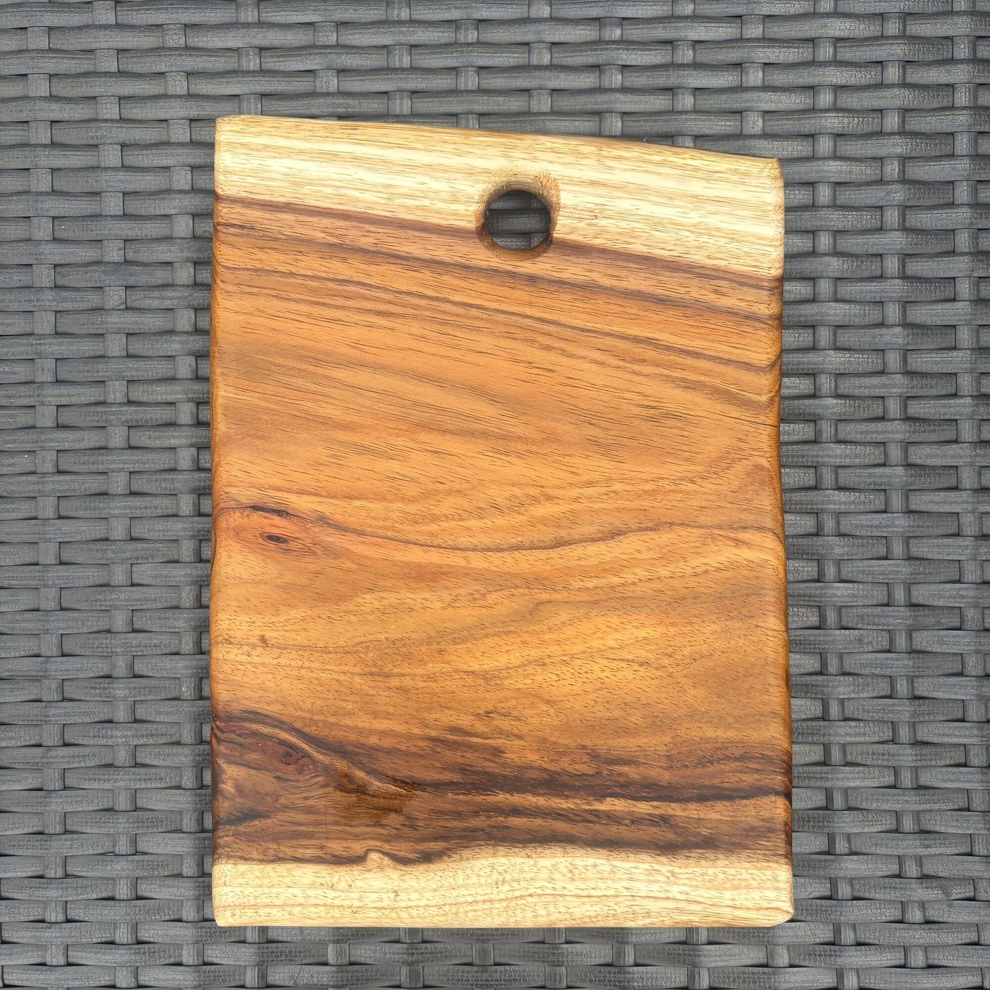 Tabla de acacia negra para picadas 20x30cm