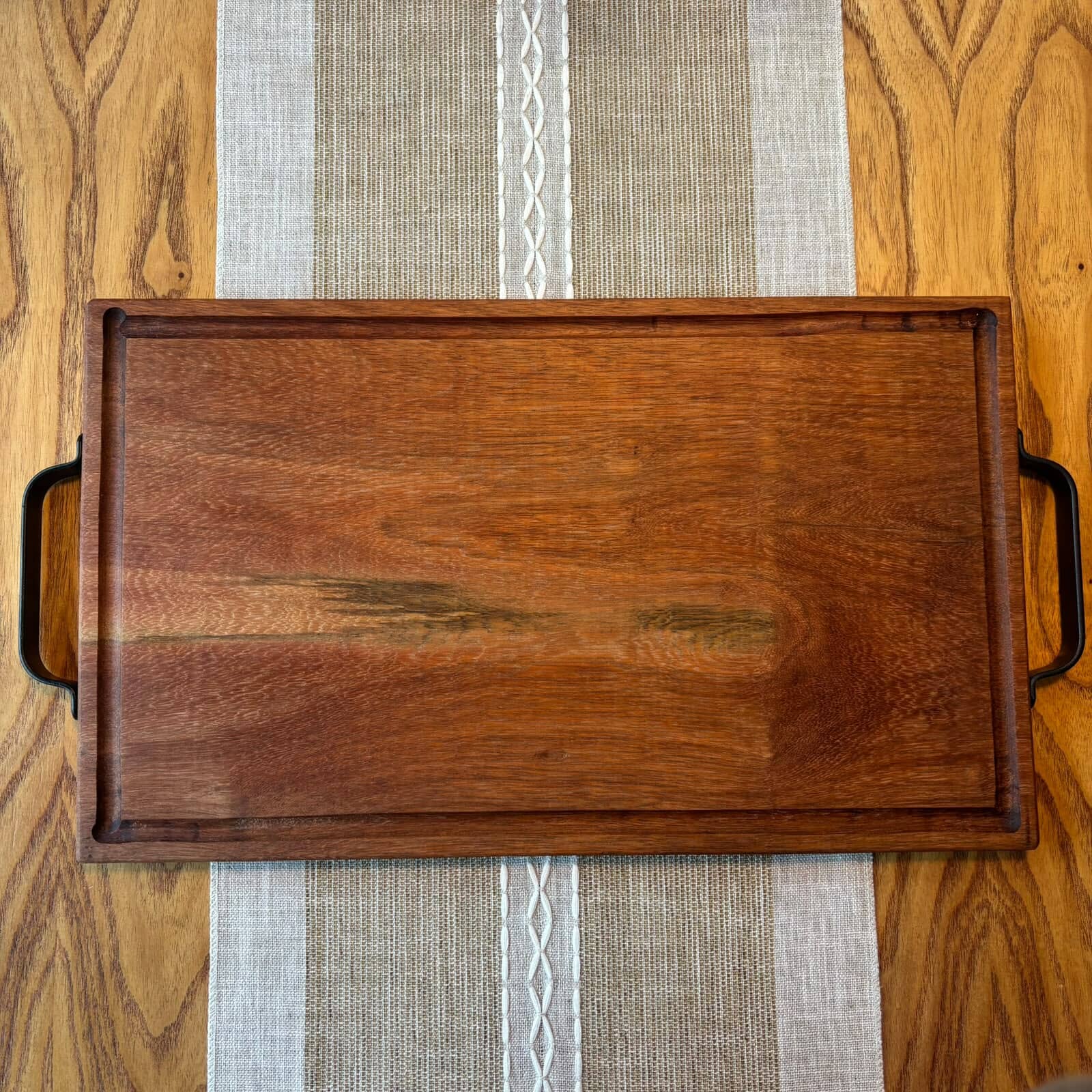 Tabla de Cedrinho con Manijas de Hierro 50x30cm