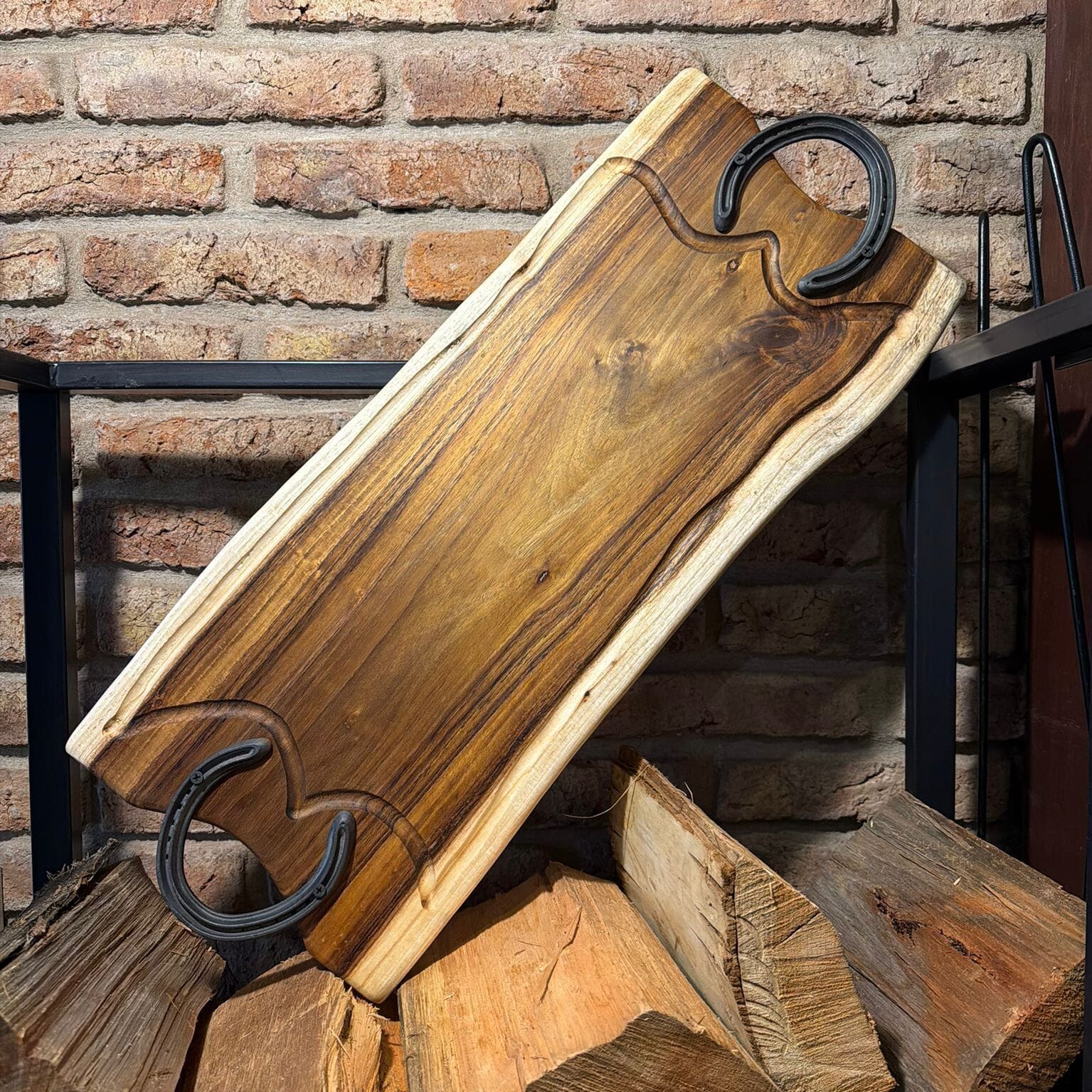 Tabla artesanal de acacia negra con manijas de herradura
