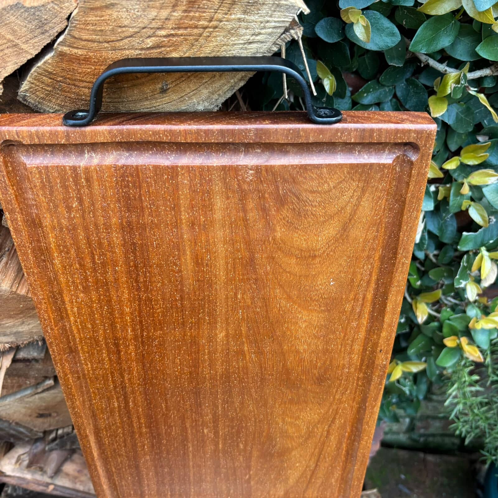 Tabla de Lapacho con Manijas de Hierro 50×25 cm